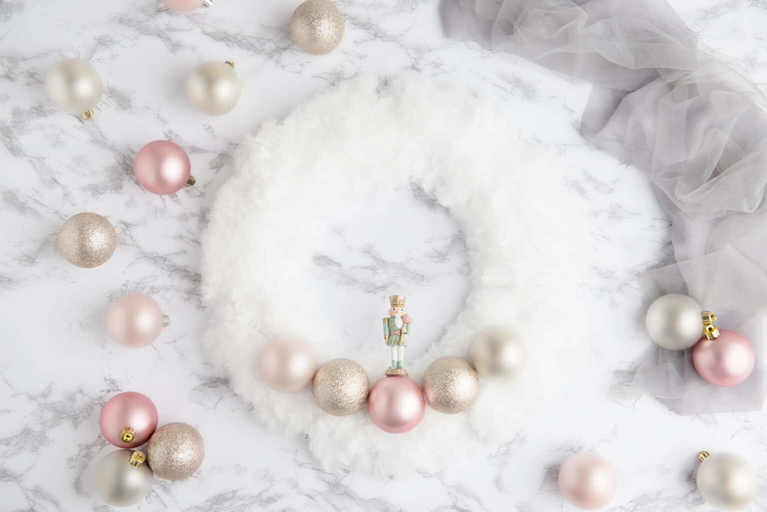 No-Glue DIY Bauble Christmas Wreath Tutorial + More DIY Wreath Ideas