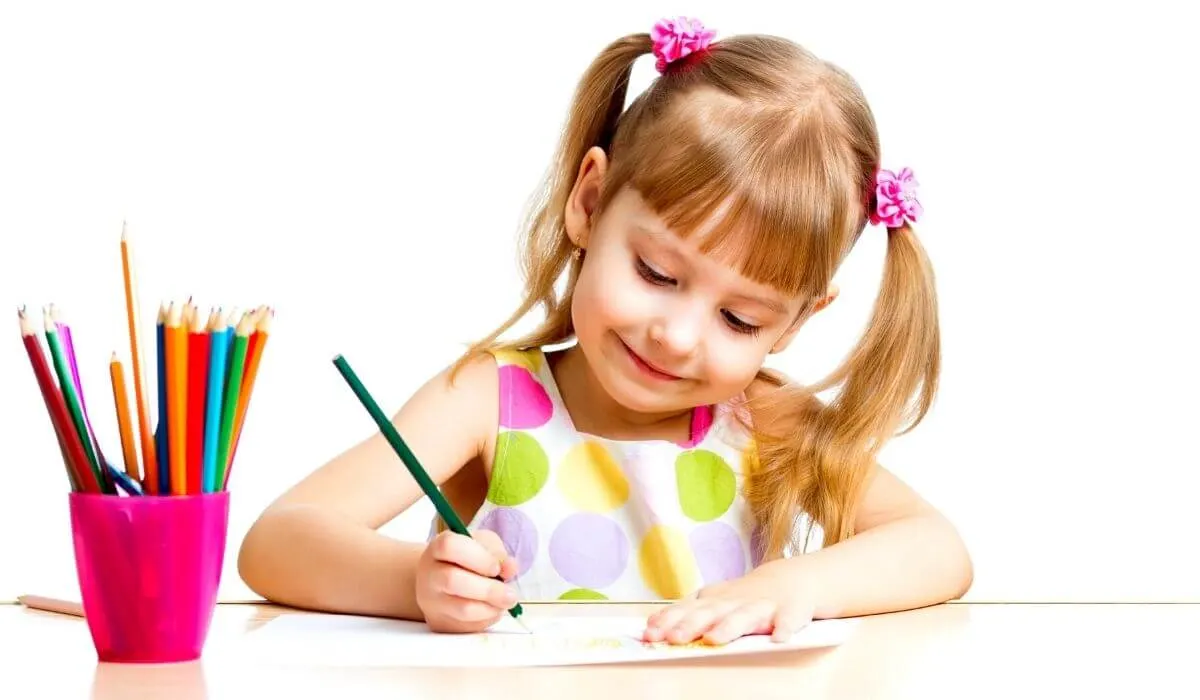 A child's drawing. Рисовать девочек. Рисование для детей. Девочка карандашом. Ребенок раскраскашивает.